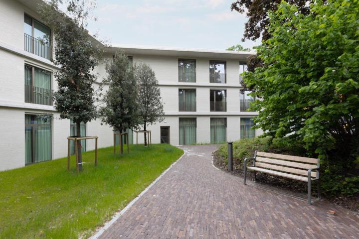 Ten Berch - gevel en tuinbank