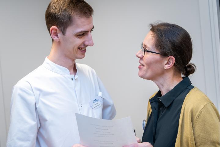 An Philipaerts Mercator Oostende met een collega