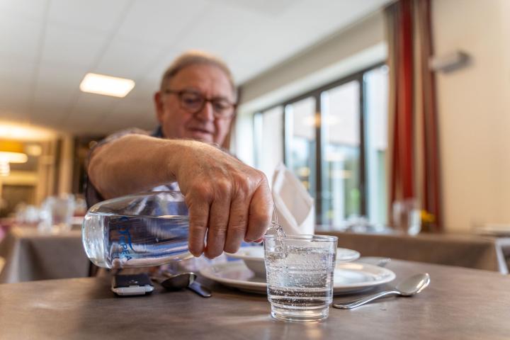 Retap bottle Resident pouring Terrasses Des Hauts Prés