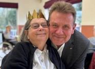 Directeur de la résidence en compagnie d'une habitante