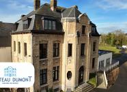 Façade vue en drone par une journée ensoleillée