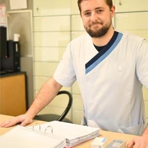 Arnaud, Infirmier au Château Dumont
