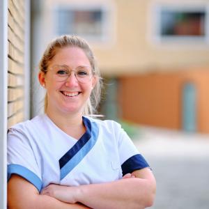 Infirmière adossée au mur