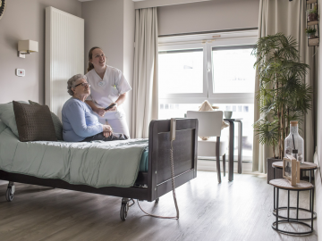 bewoner met verpleegkundige