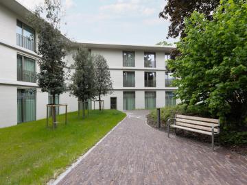 Ten Berch - gevel en tuinbank