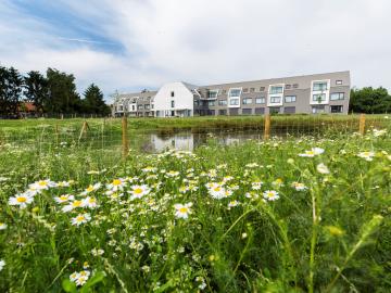 De Hoef exterieur in de weide