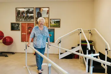 Résidente faisant des exercices dans la salle Kiné de la résidence De Bottelarij