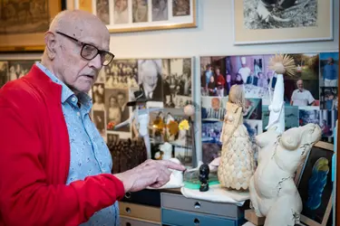 Résident montrant ses sculptures à la résidence Château Chenois dans le cadre du projet Living